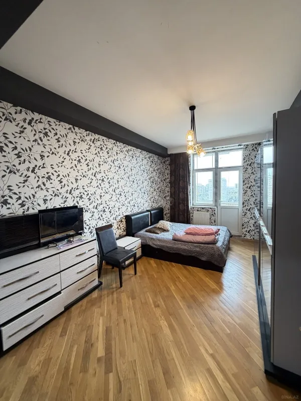Satılır 4 otaqlı mənzil 180 m²