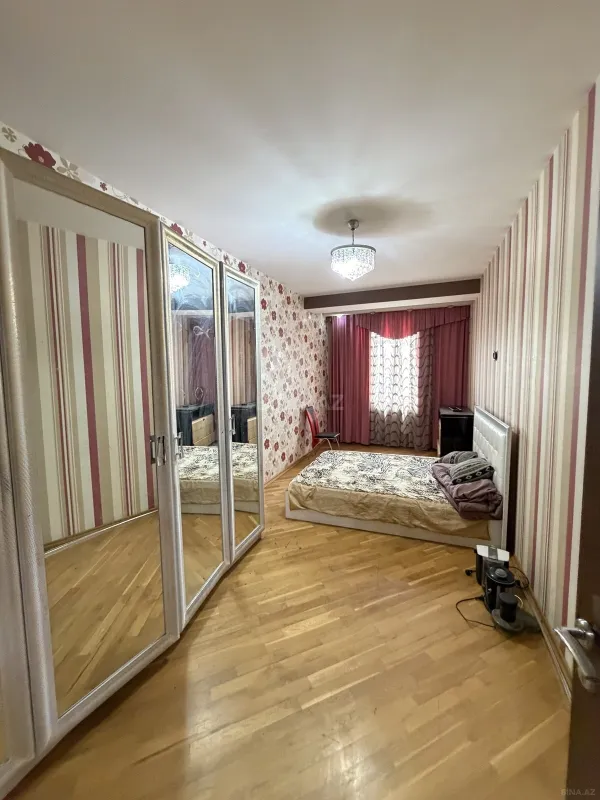 Satılır 4 otaqlı mənzil 180 m²