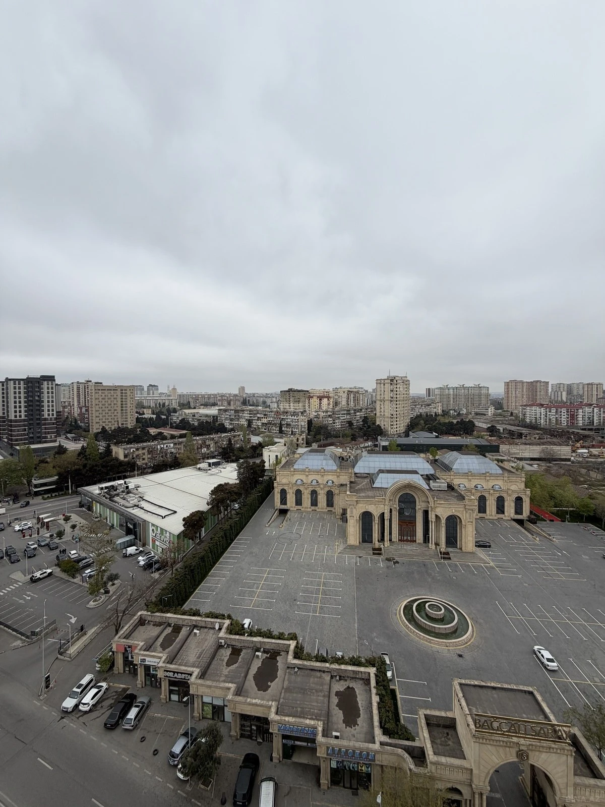 Satılır 4 otaqlı mənzil 180 m²