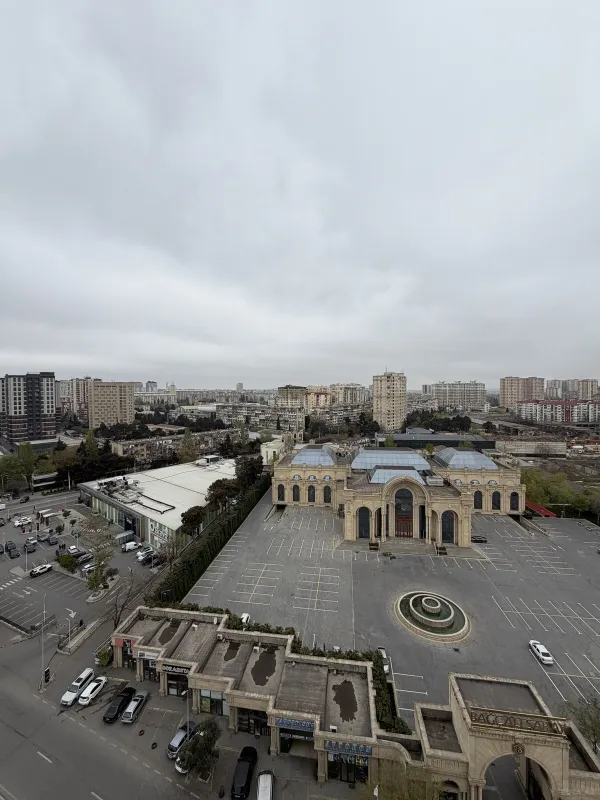 Satılır 4 otaqlı mənzil 180 m²