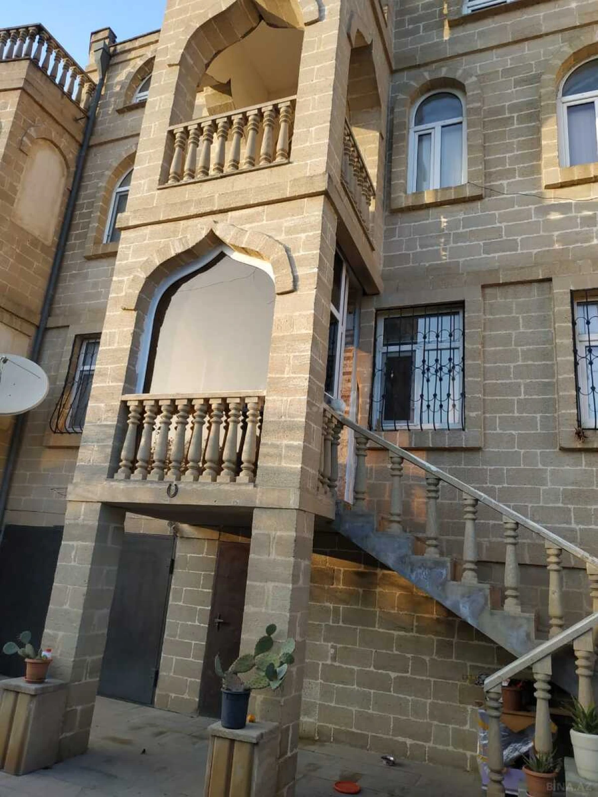 Satılır 10 otaqlı həyət evi 850 m²