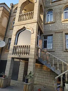 Satılır 10 otaqlı həyət evi 850 m²