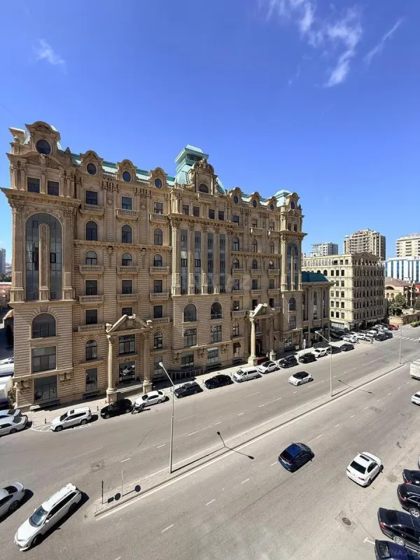 Satılır 3 otaqlı mənzil 165 m²
