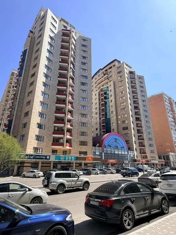 Satılır 3 otaqlı mənzil 165 m²