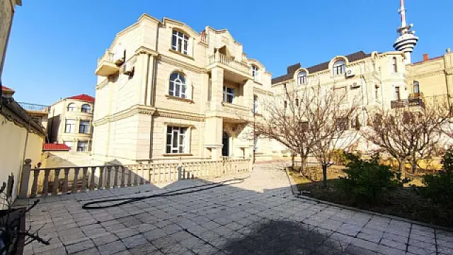 Satılır 8 otaqlı həyət evi 250 m² — Bakı, Badamdar 8 otaq 250.00 m²