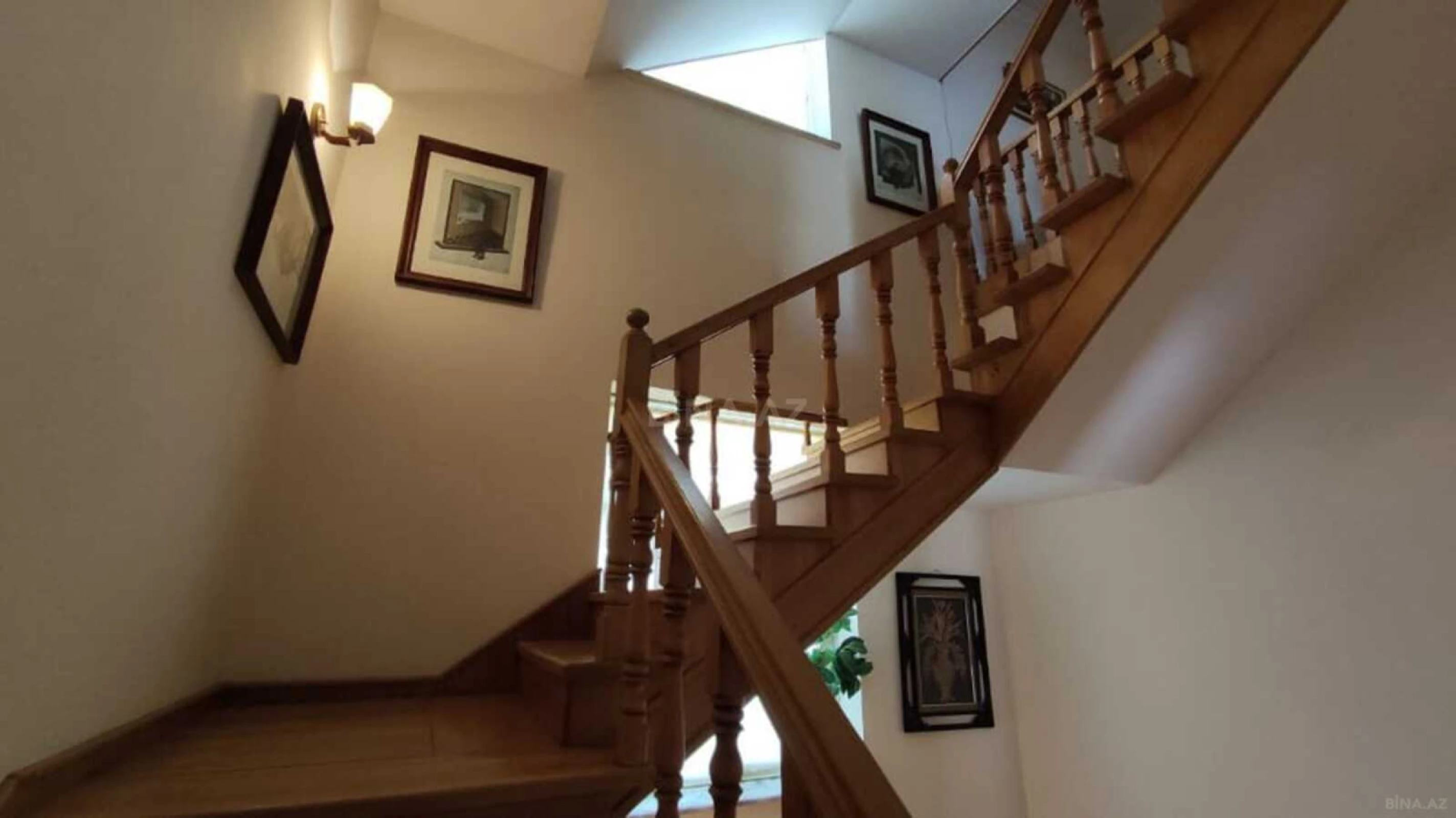 Satılır 8 otaqlı həyət evi 250 m²