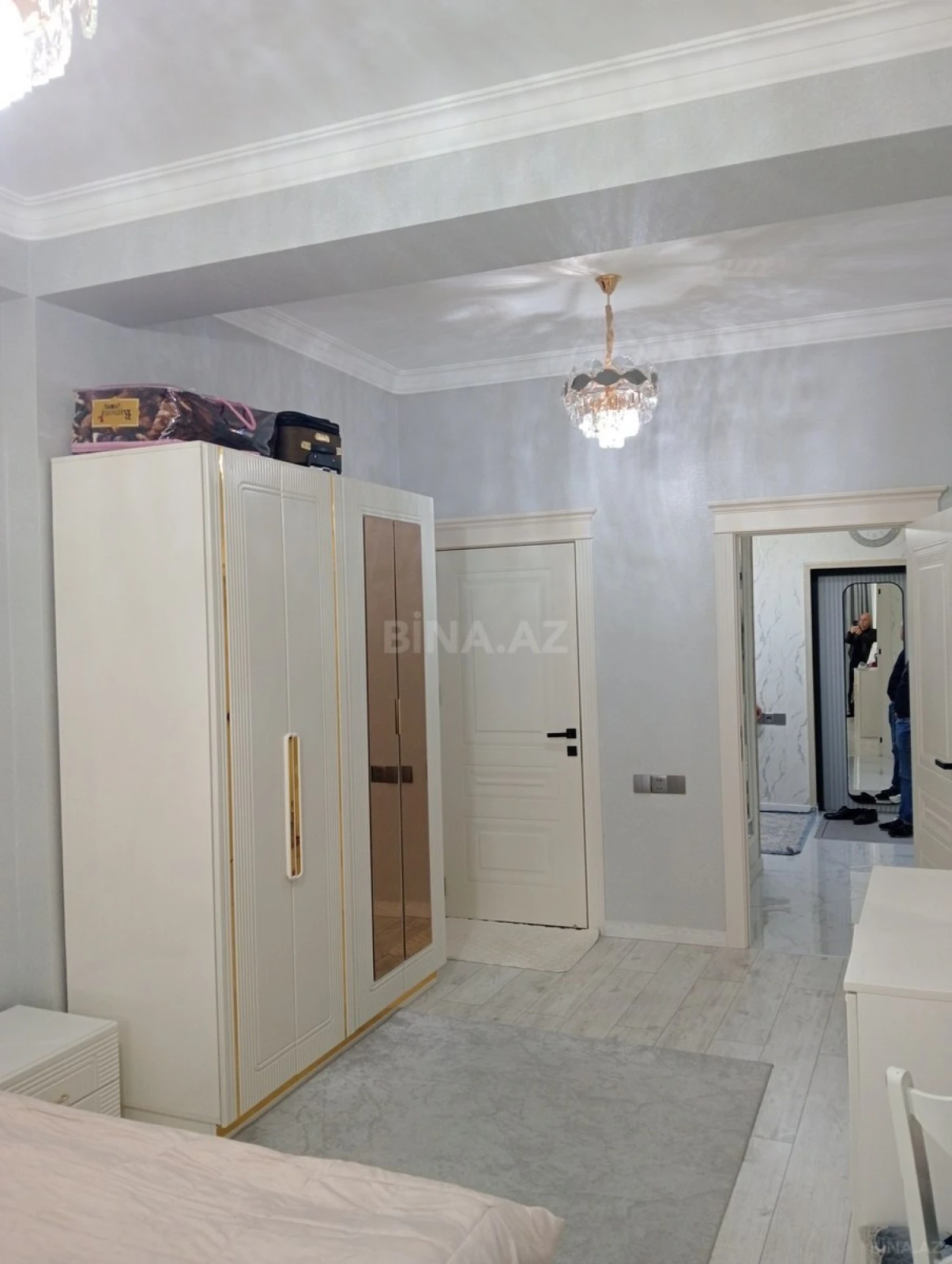 Satılır 4 otaqlı mənzil 136 m²