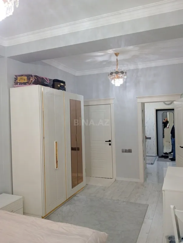 Satılır 4 otaqlı mənzil 136 m²