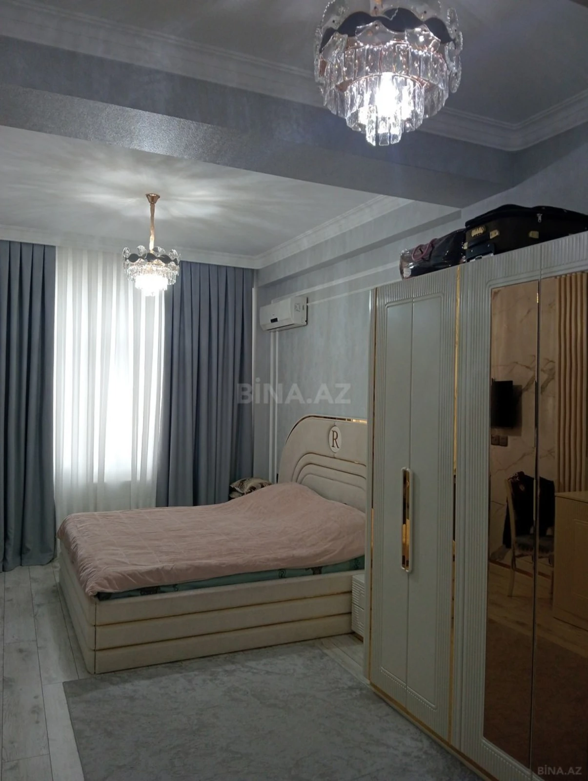 Satılır 4 otaqlı mənzil 136 m²