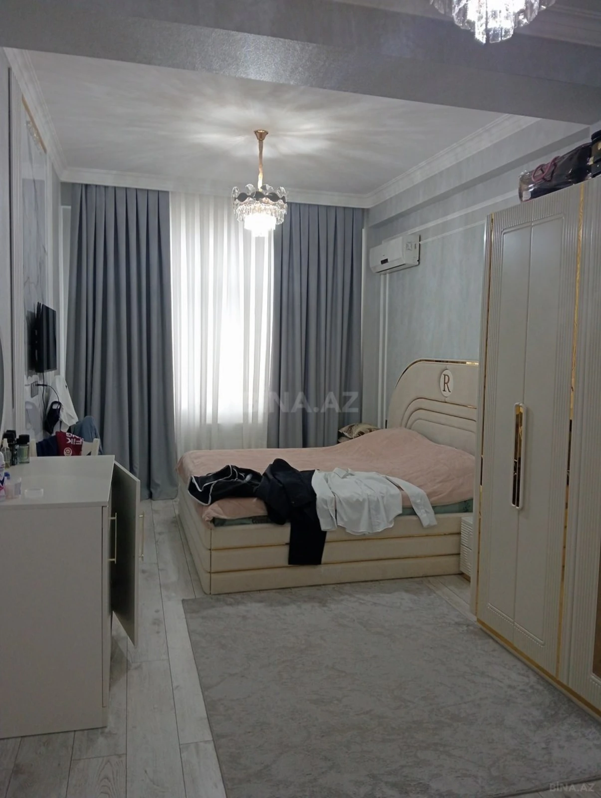 Satılır 4 otaqlı mənzil 136 m²