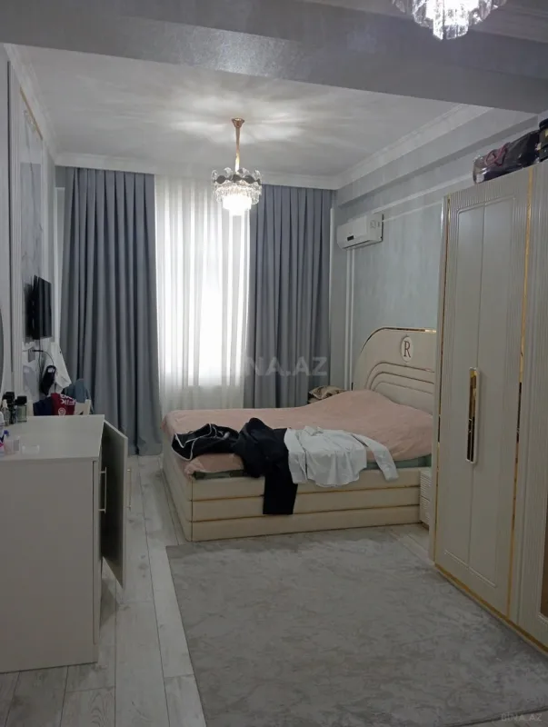 Satılır 4 otaqlı mənzil 136 m²