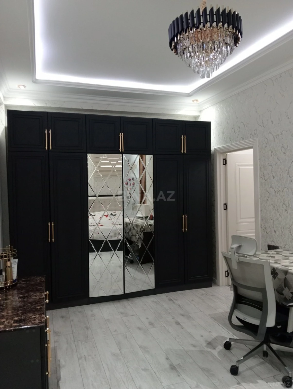 Satılır 4 otaqlı mənzil 136 m²