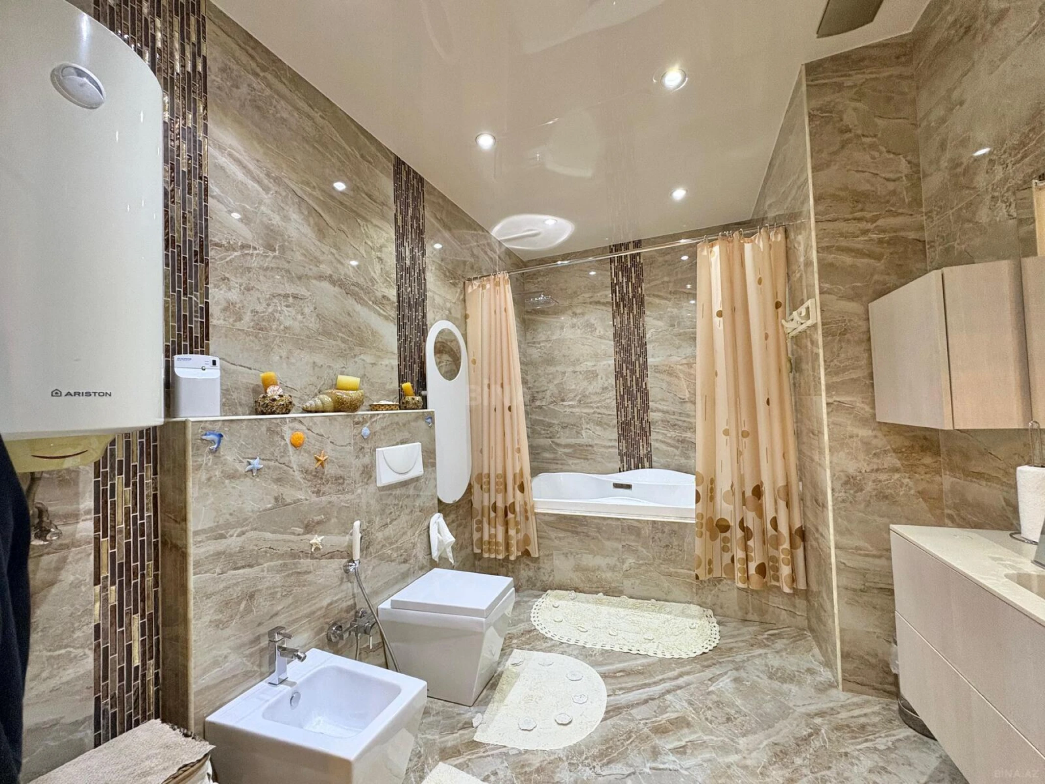 Satılır 3 otaqlı mənzil 165 m²