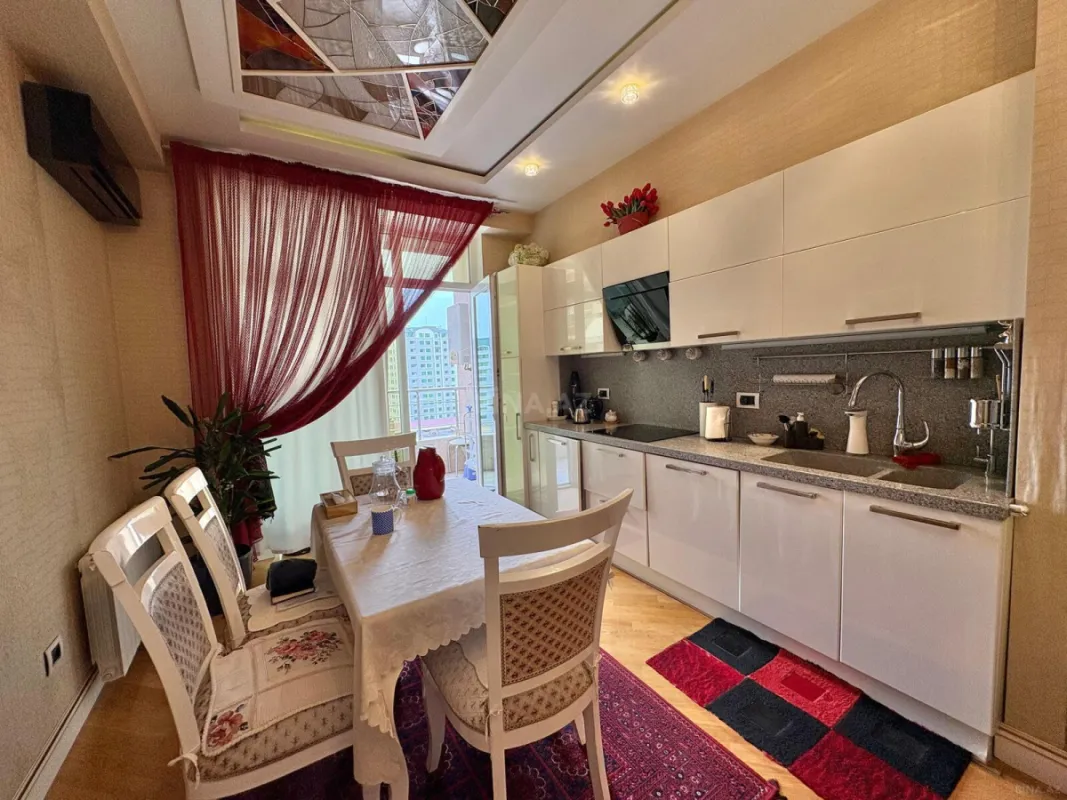 Satılır 3 otaqlı mənzil 165 m²