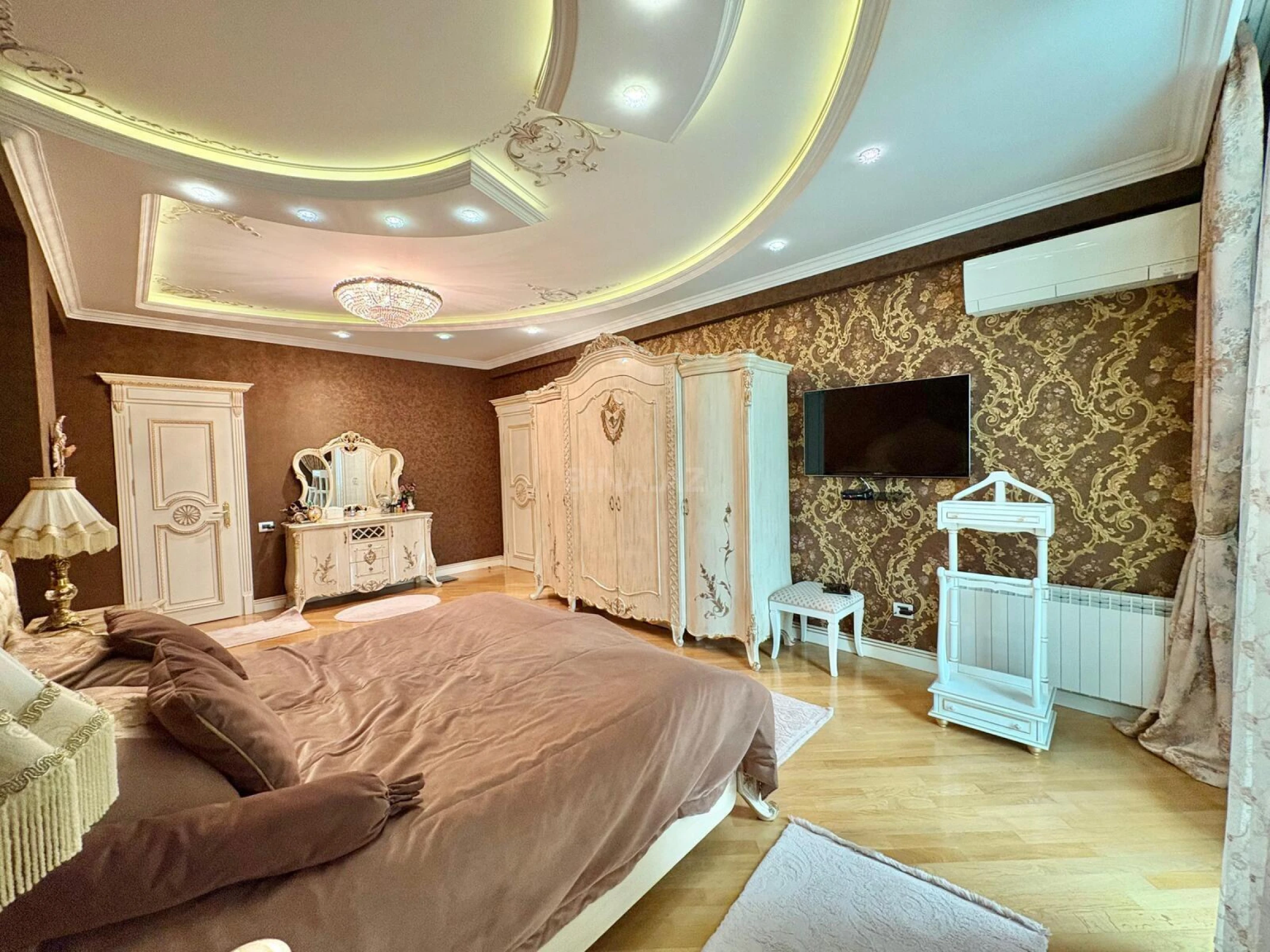 Satılır 3 otaqlı mənzil 165 m²