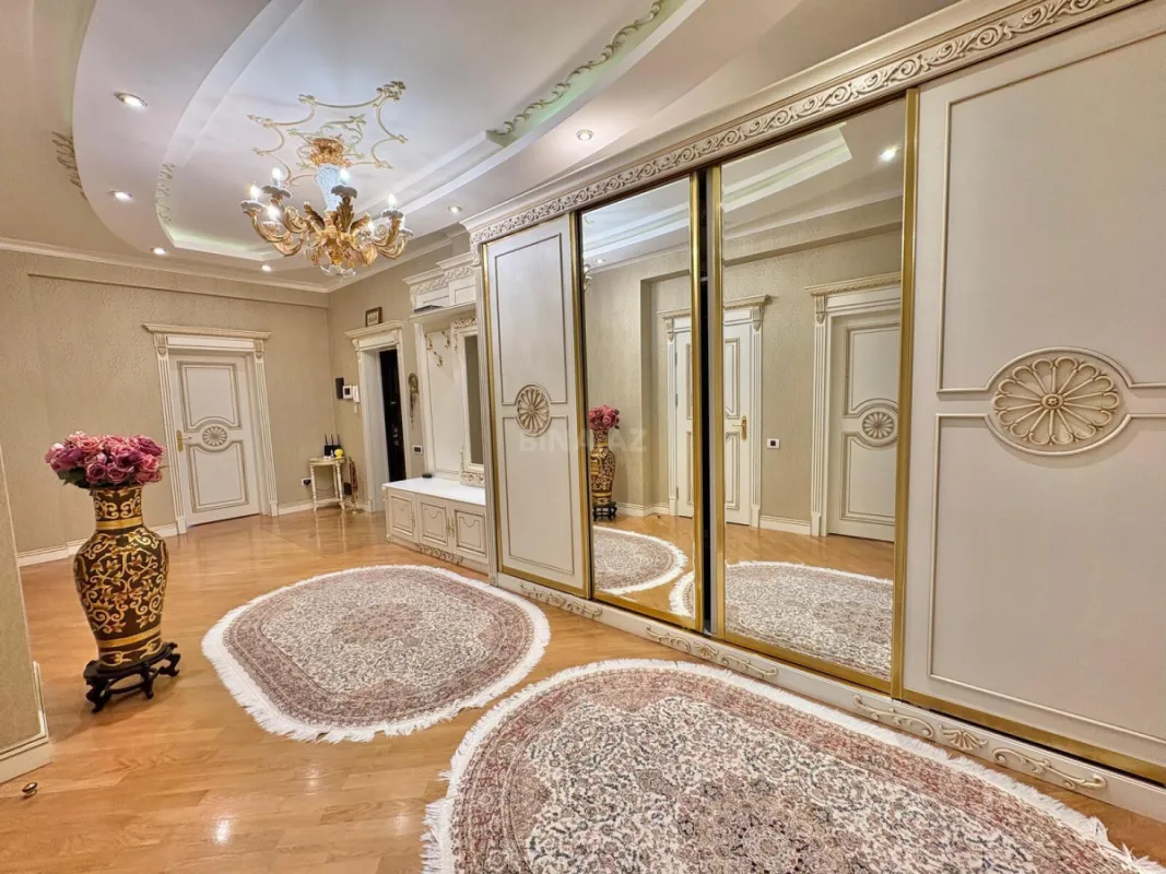 Satılır 3 otaqlı mənzil 165 m²