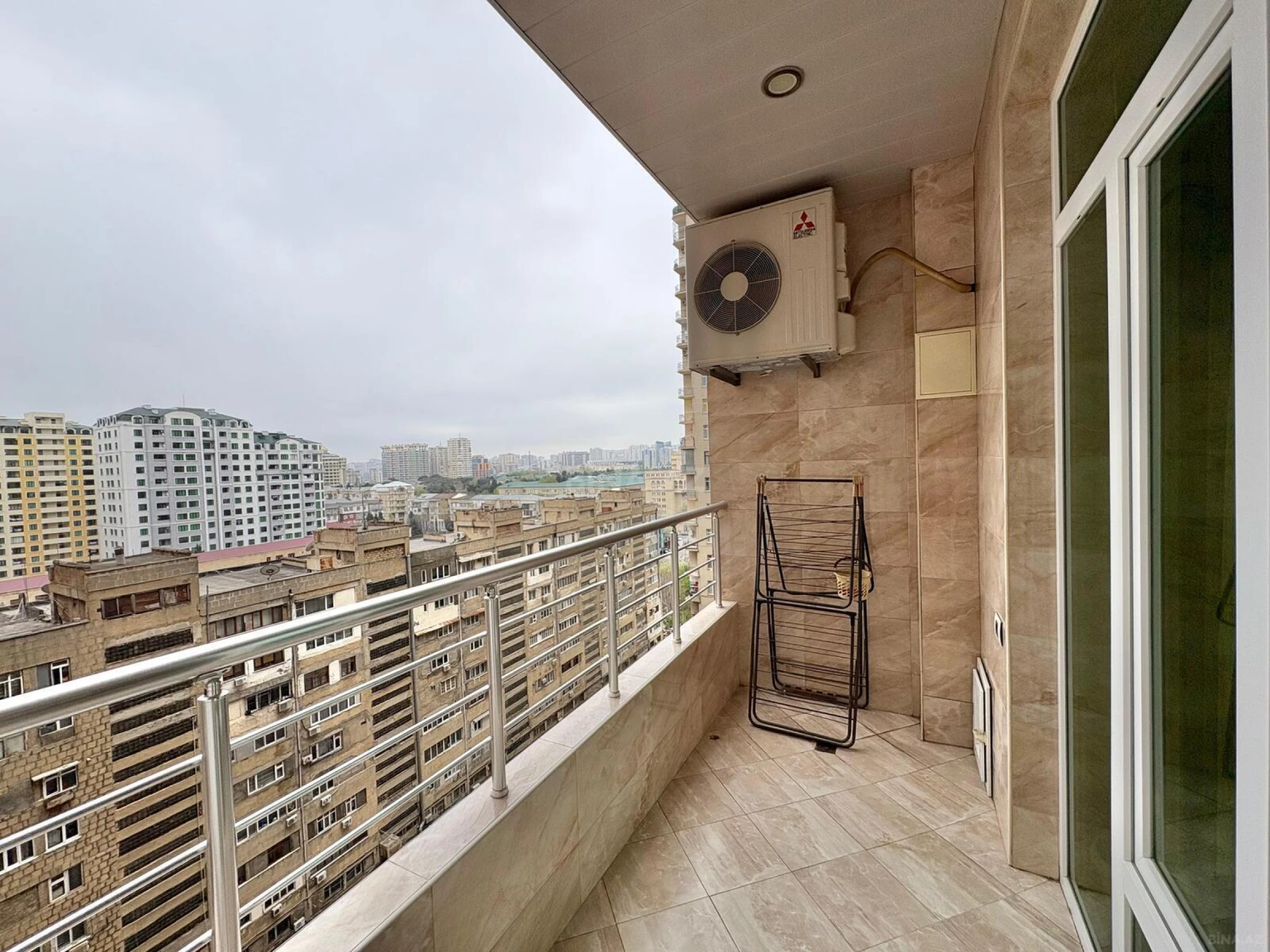Satılır 3 otaqlı mənzil 165 m²