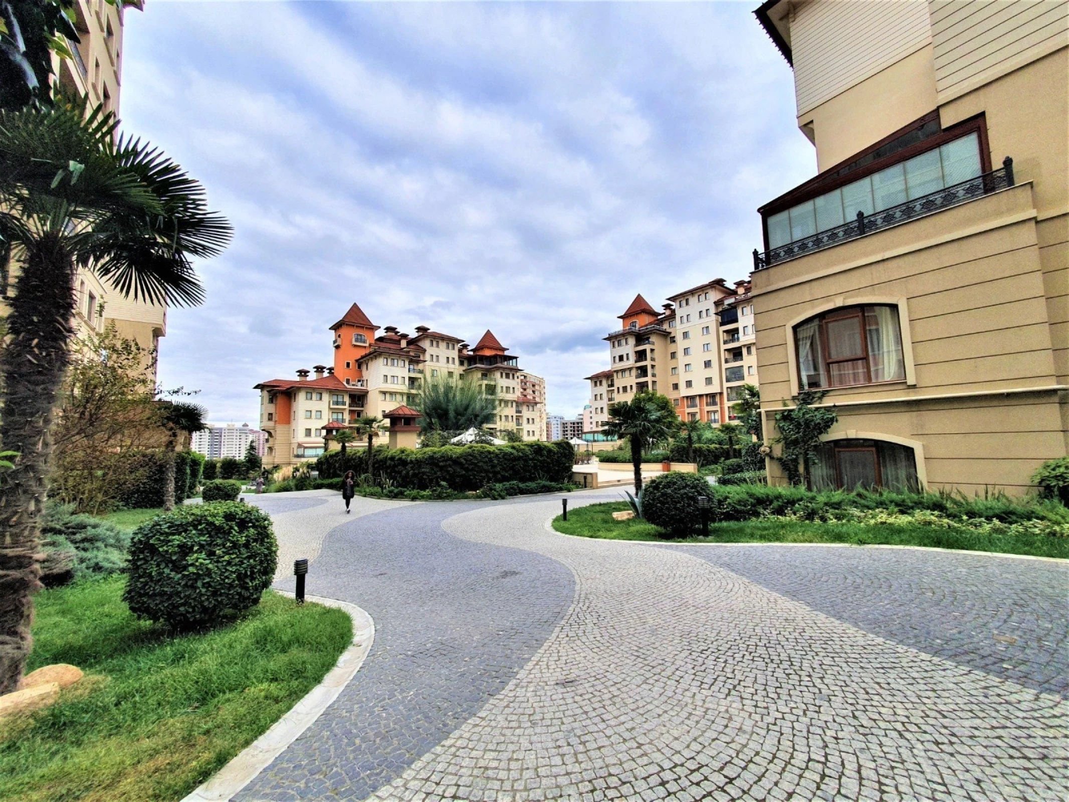 Kirayə verilir 5 otaqlı mənzil 250 m²