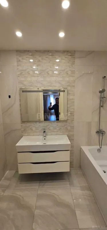 Kirayə verilir 5 otaqlı mənzil 250 m²