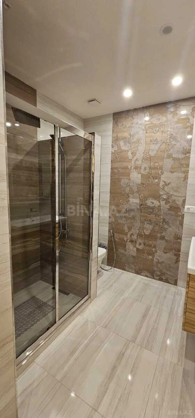Kirayə verilir 5 otaqlı mənzil 250 m²