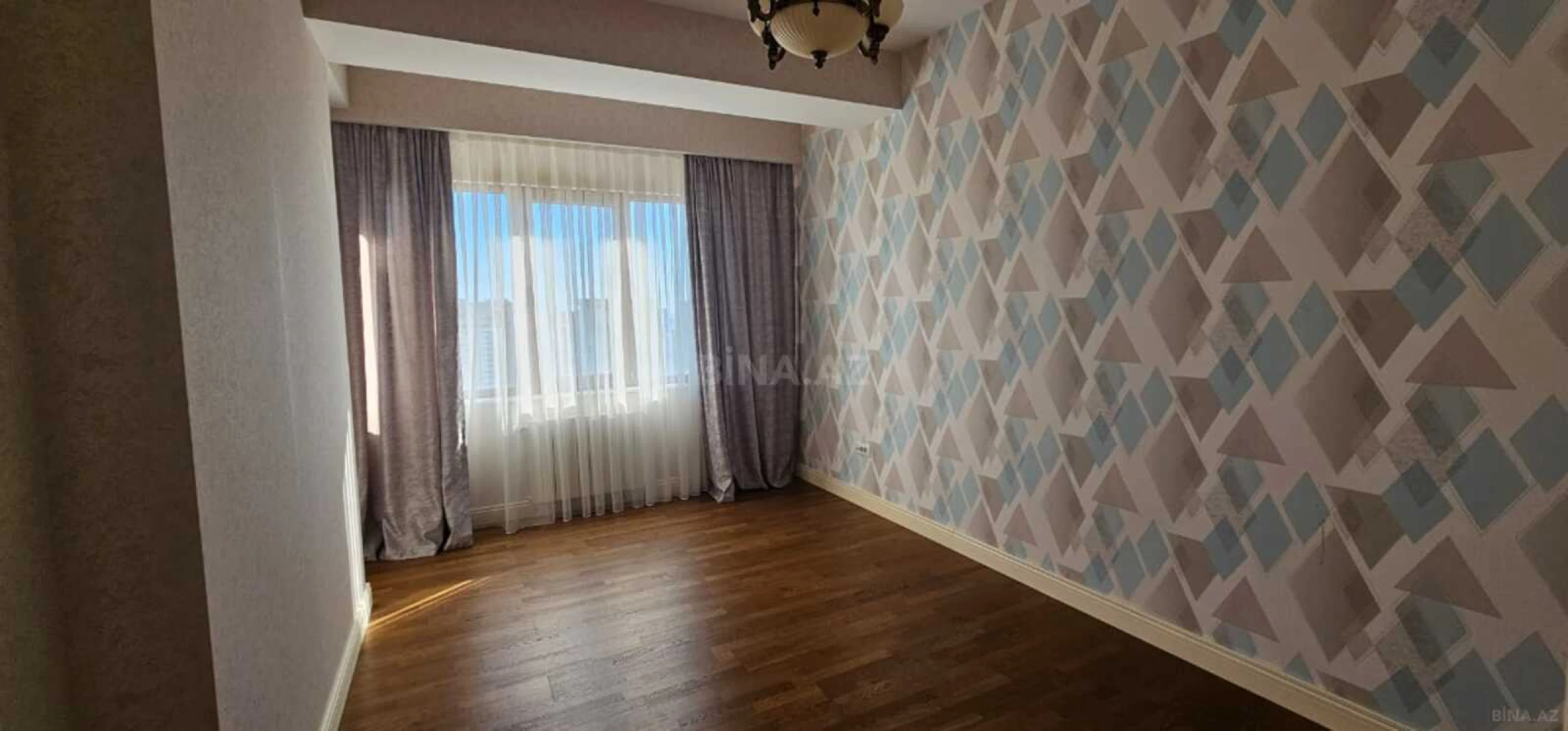 Kirayə verilir 5 otaqlı mənzil 250 m²