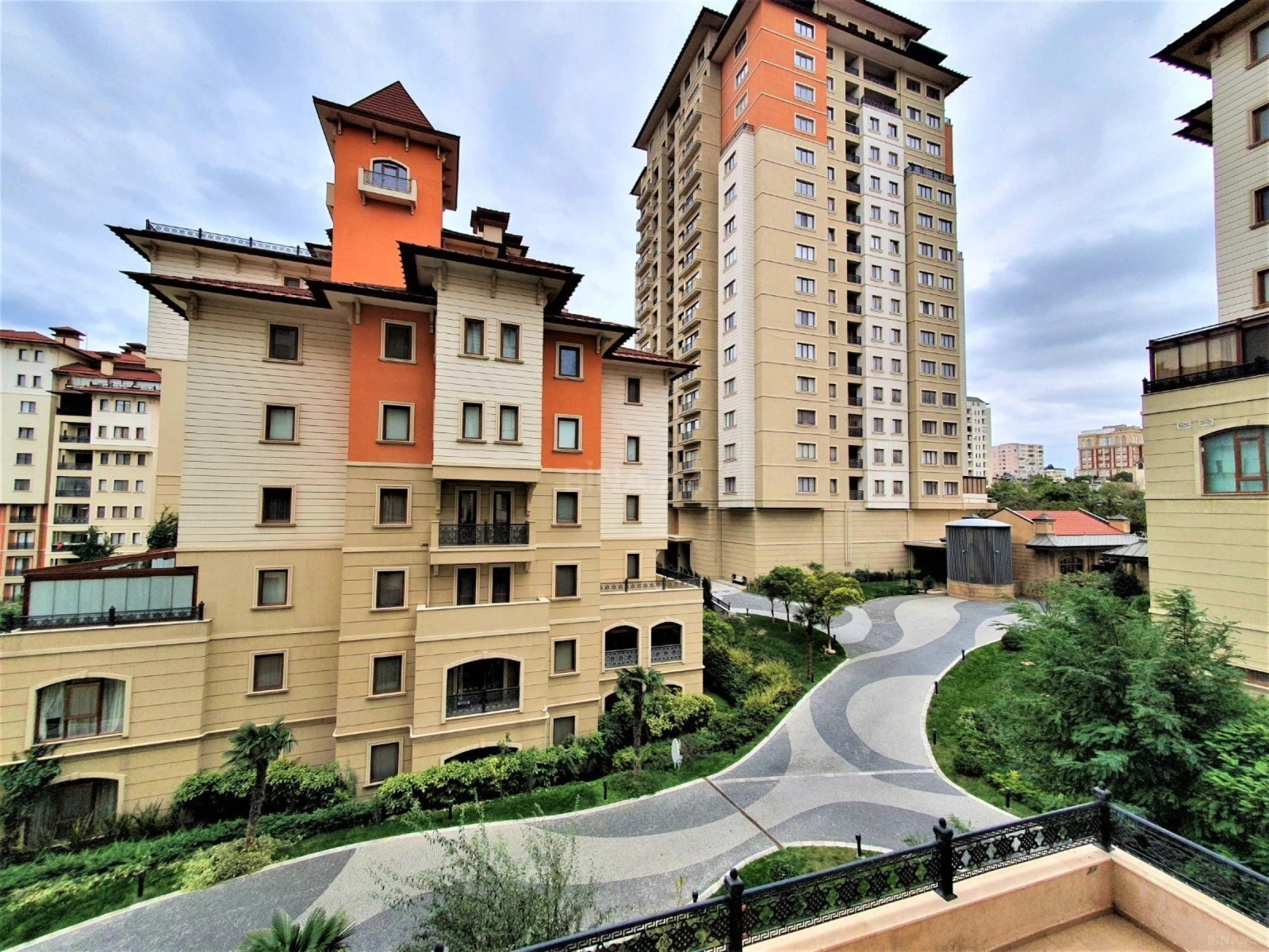 Kirayə verilir 5 otaqlı mənzil 250 m²