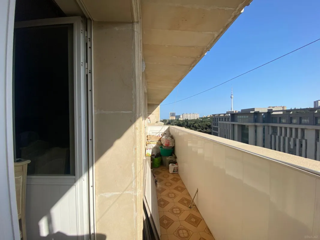 Satılır 7 otaqlı mənzil 220 m²