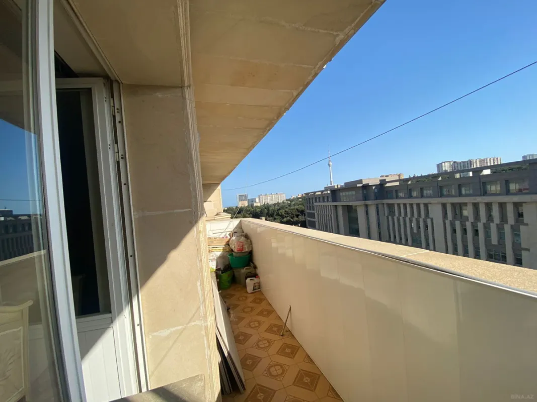 Satılır 7 otaqlı mənzil 220 m²