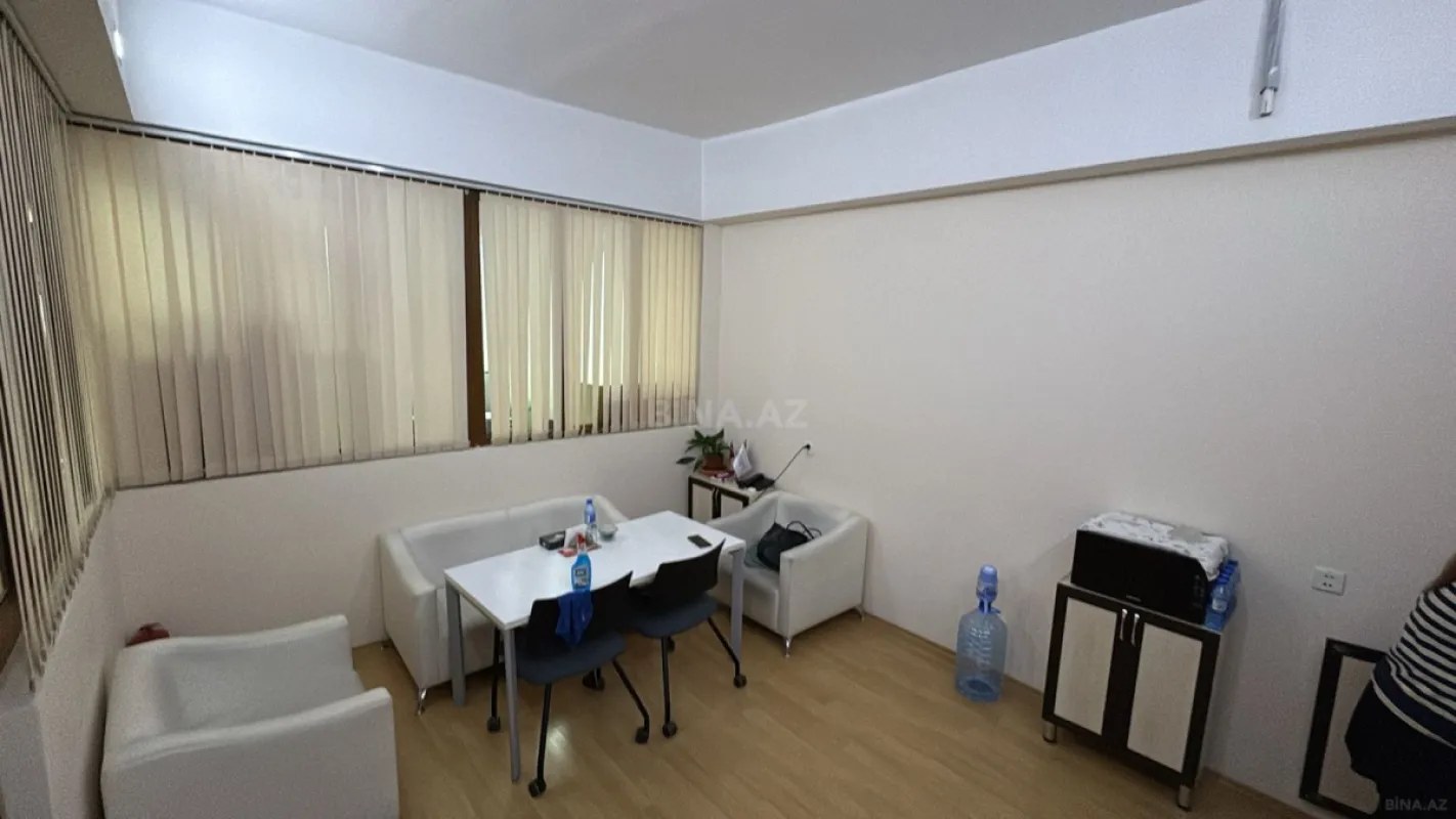 Satılır 5 otaqlı ofis 220 m²