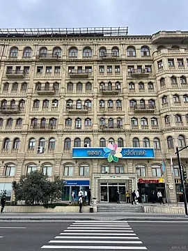 Satılır 5 otaqlı ofis 220 m²