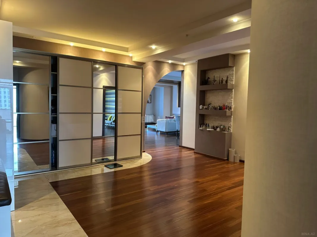 Satılır 4 otaqlı mənzil 187 m²
