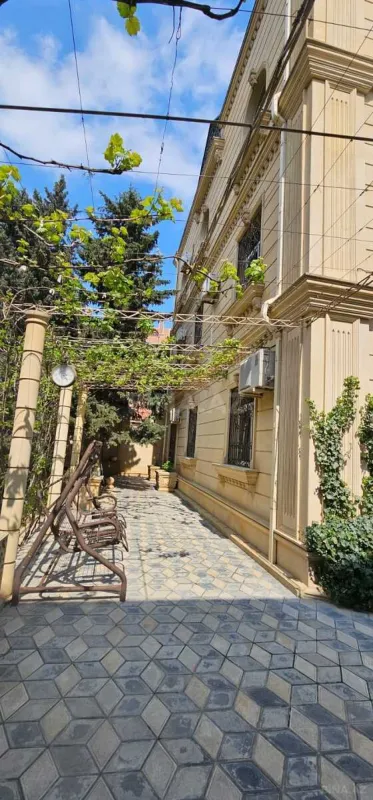 Satılır 7 otaqlı həyət evi 590 m²