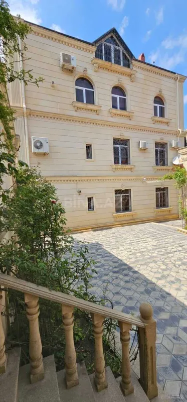 Satılır 7 otaqlı həyət evi 590 m²