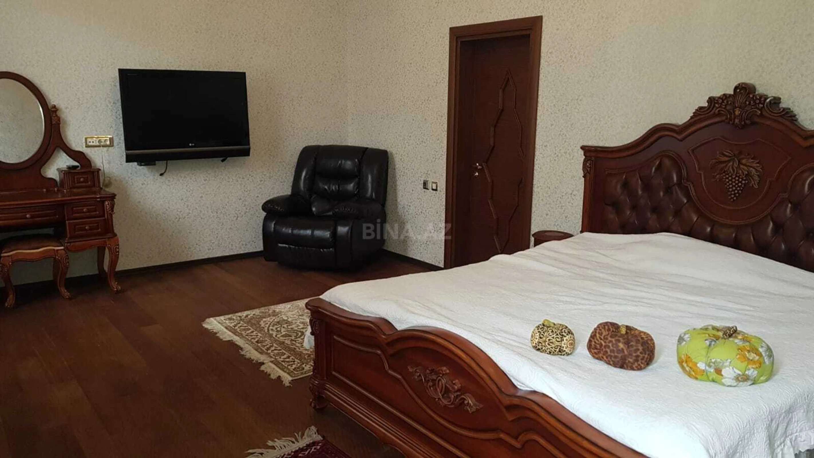 Satılır 7 otaqlı həyət evi 590 m²