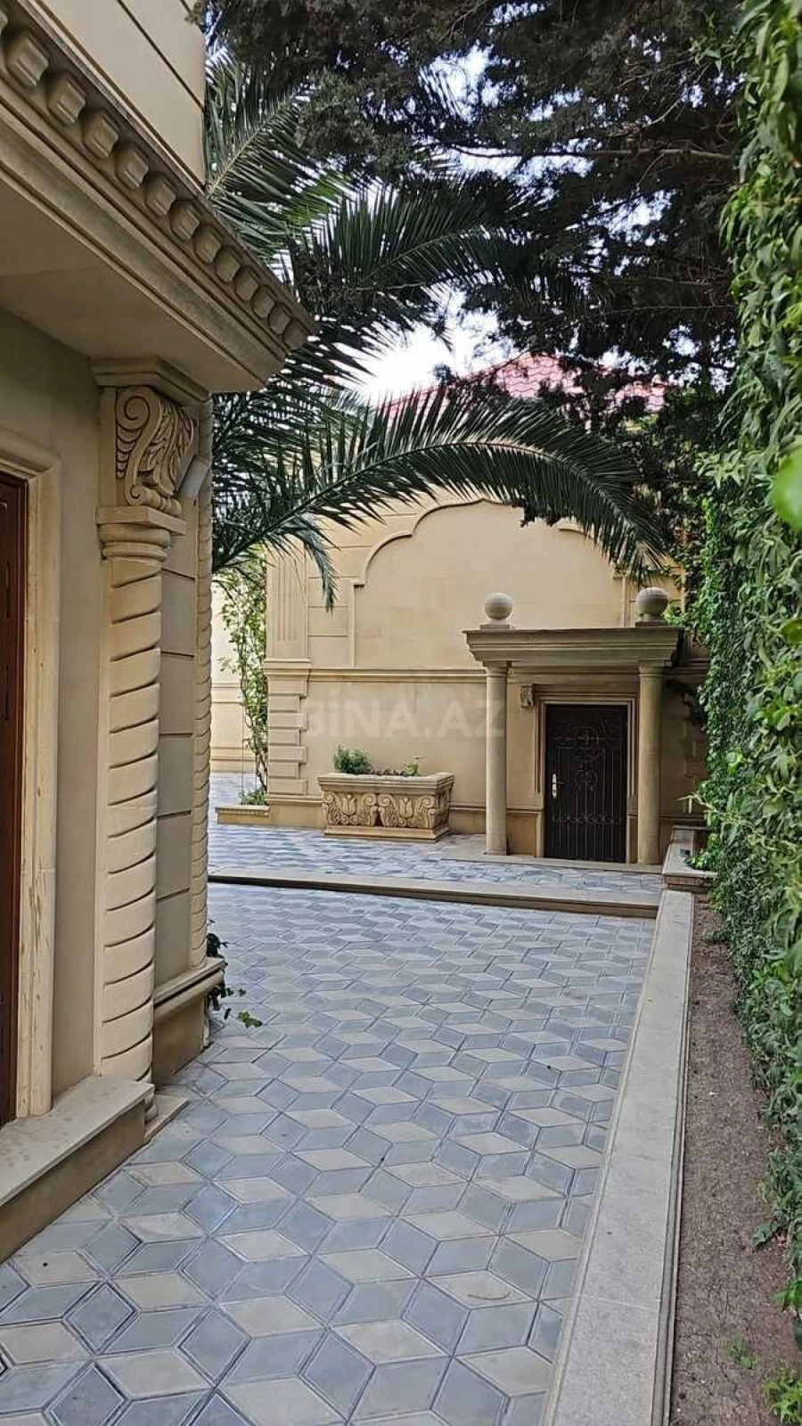 Satılır 7 otaqlı həyət evi 590 m²