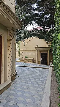 Satılır 7 otaqlı həyət evi 590 m²