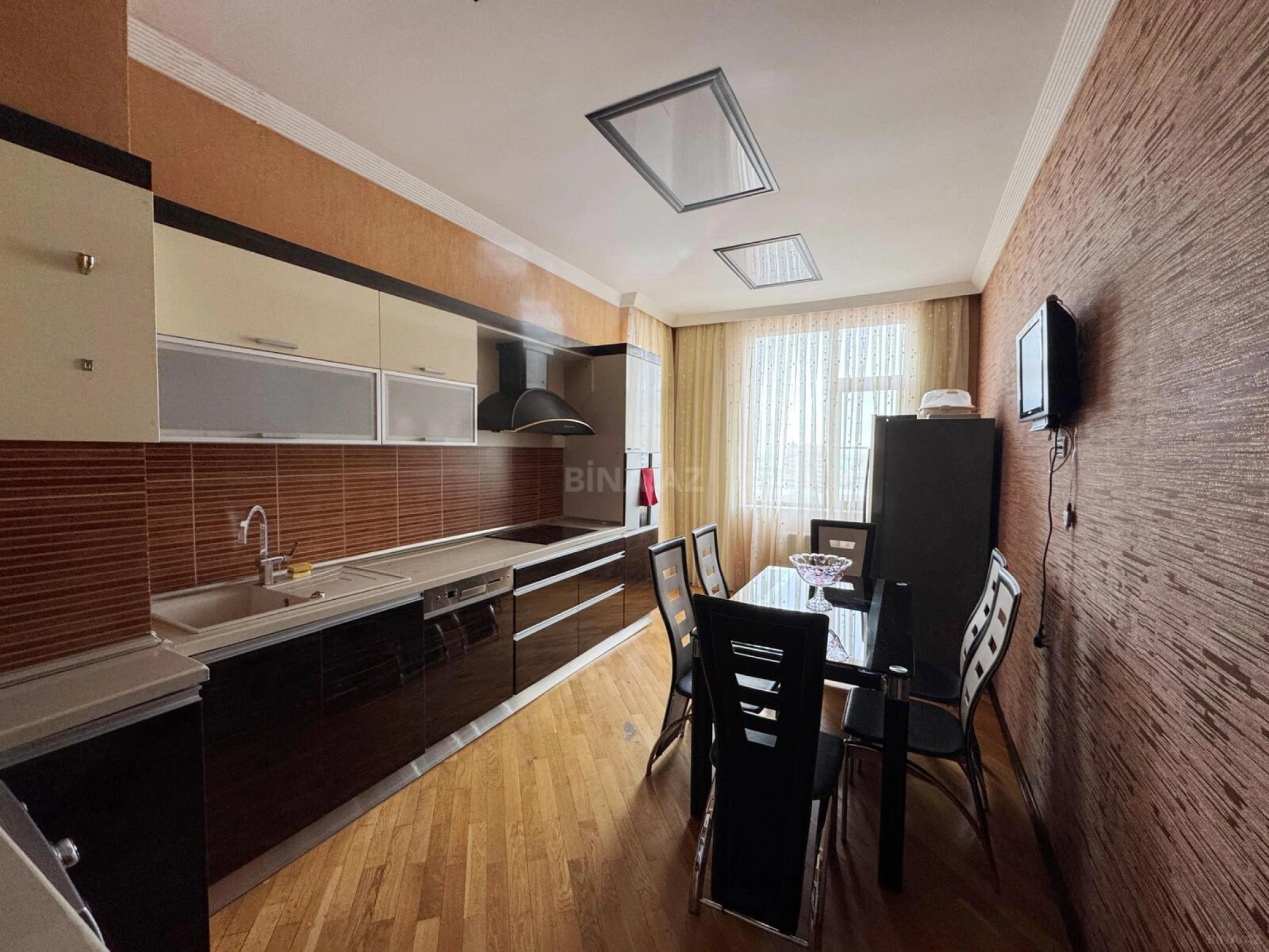 Kirayə verilir 2 otaqlı mənzil 110 m²