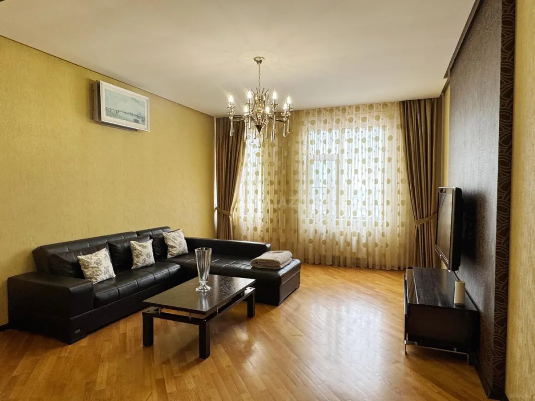 Kirayə verilir 2 otaqlı mənzil 110 m²