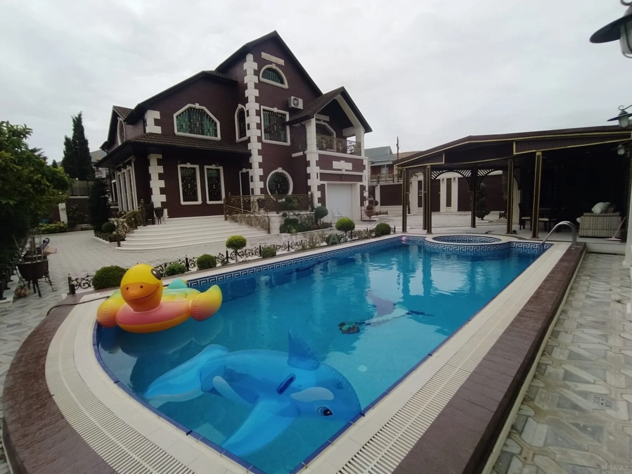 Kirayə verilir 6 otaqlı həyət evi 300 m²