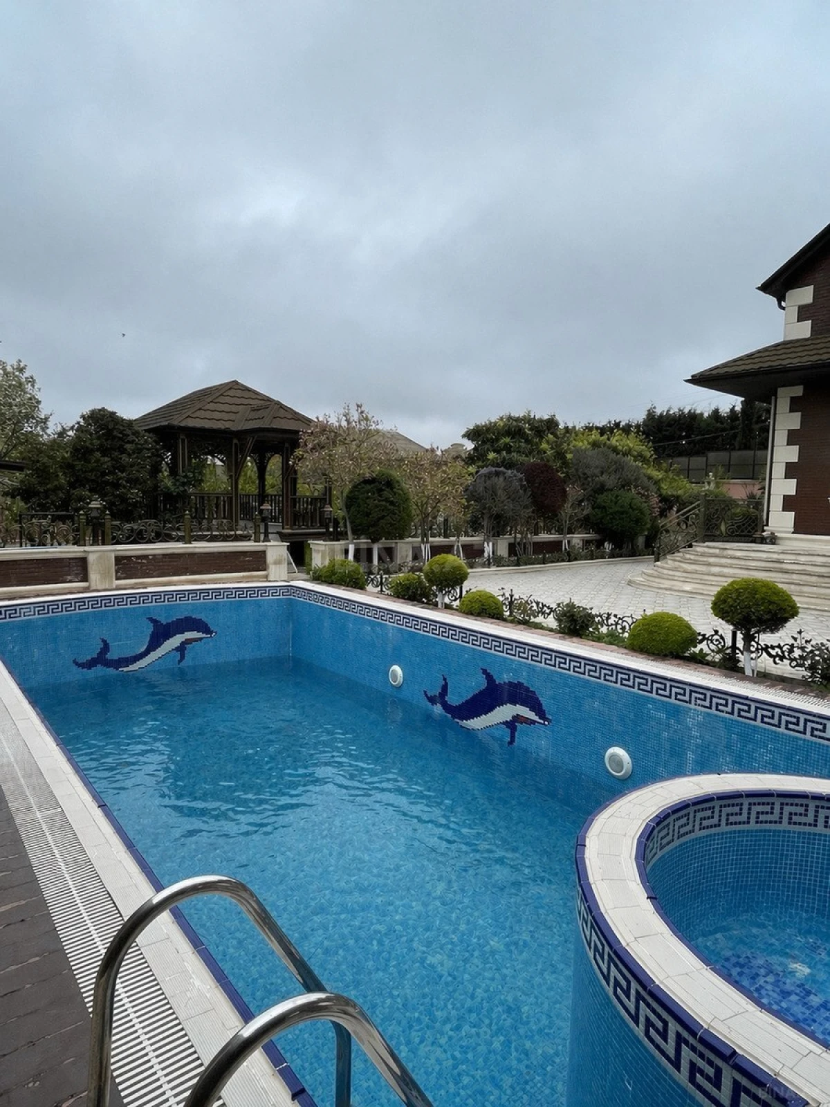 Kirayə verilir 6 otaqlı həyət evi 300 m²