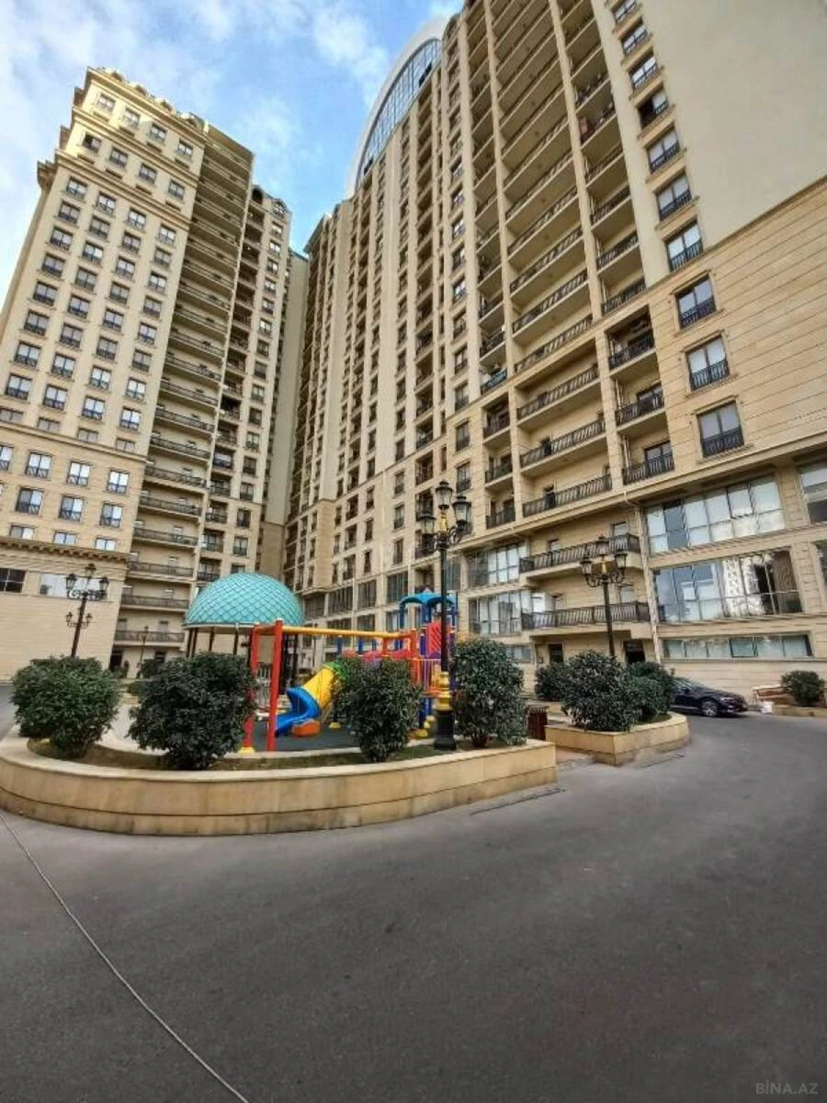 Satılır 5 otaqlı mənzil 304 m²