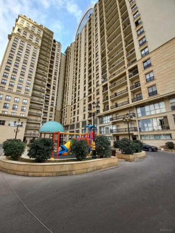 Satılır 5 otaqlı mənzil 304 m²