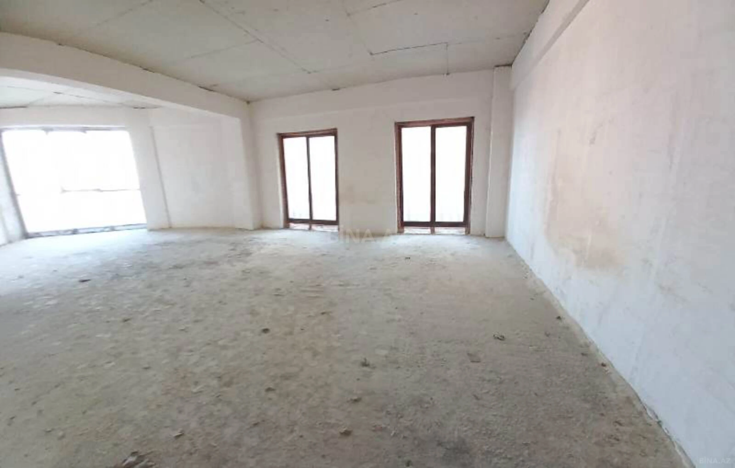 Satılır 5 otaqlı mənzil 304 m²