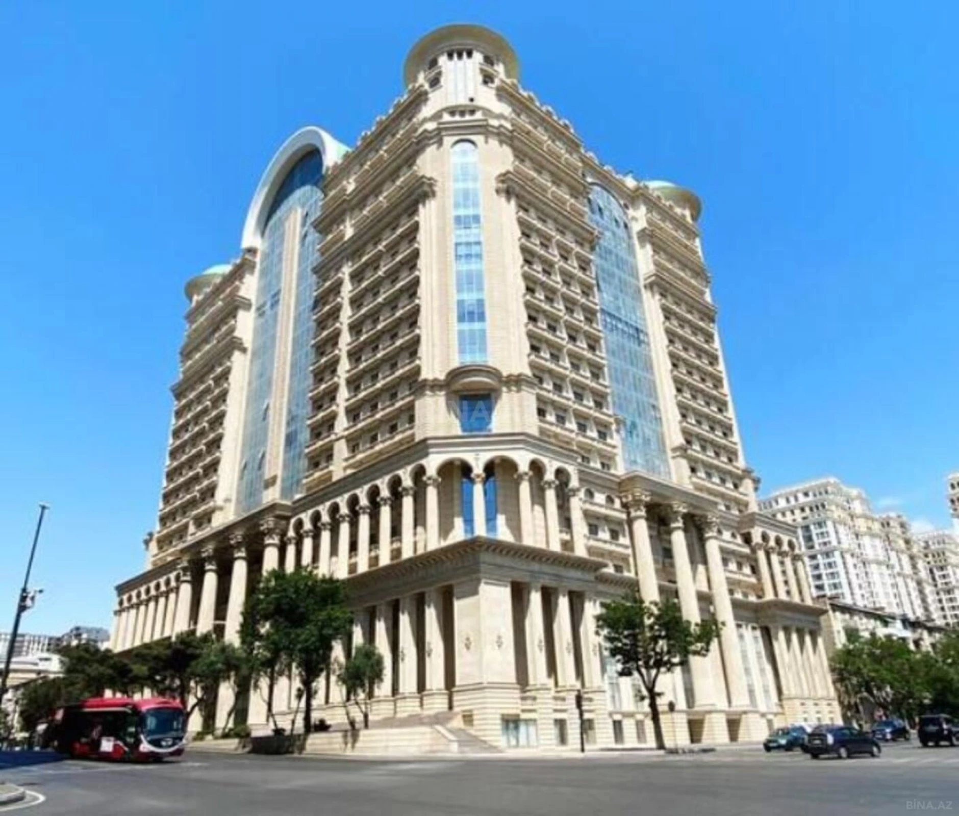Satılır 5 otaqlı mənzil 304 m²