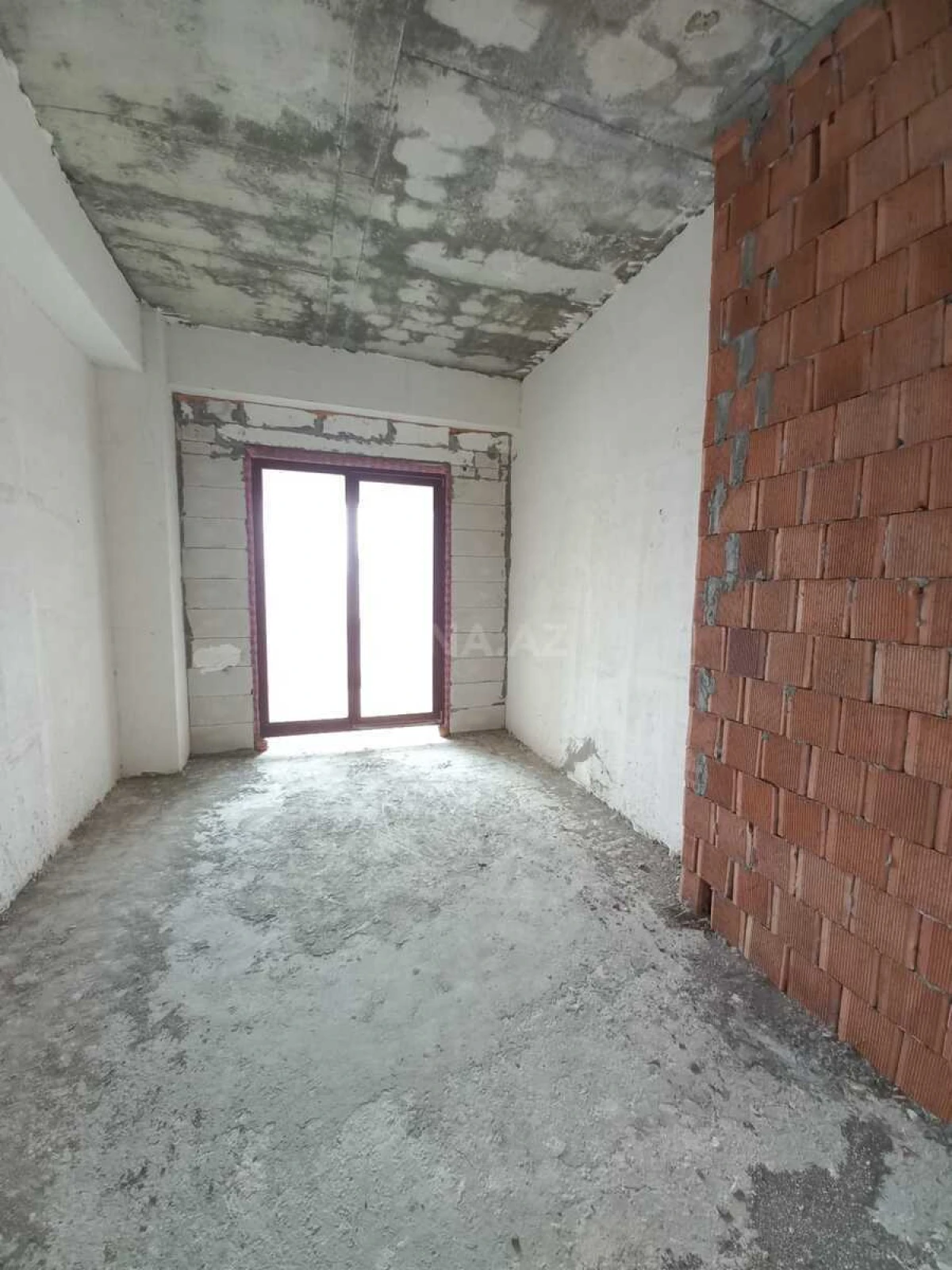 Satılır 5 otaqlı mənzil 304 m²