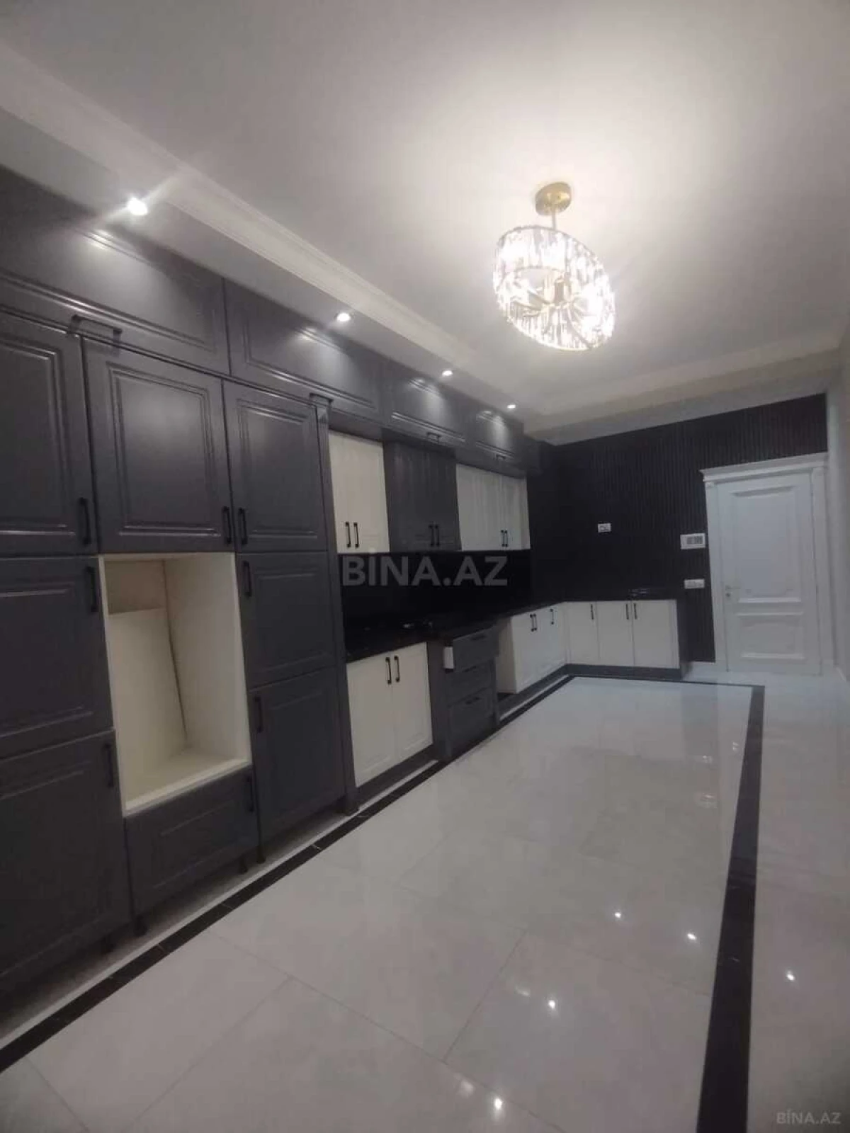 Satılır 4 otaqlı mənzil 215 m²