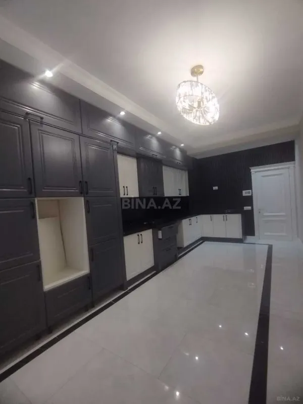 Satılır 4 otaqlı mənzil 215 m²