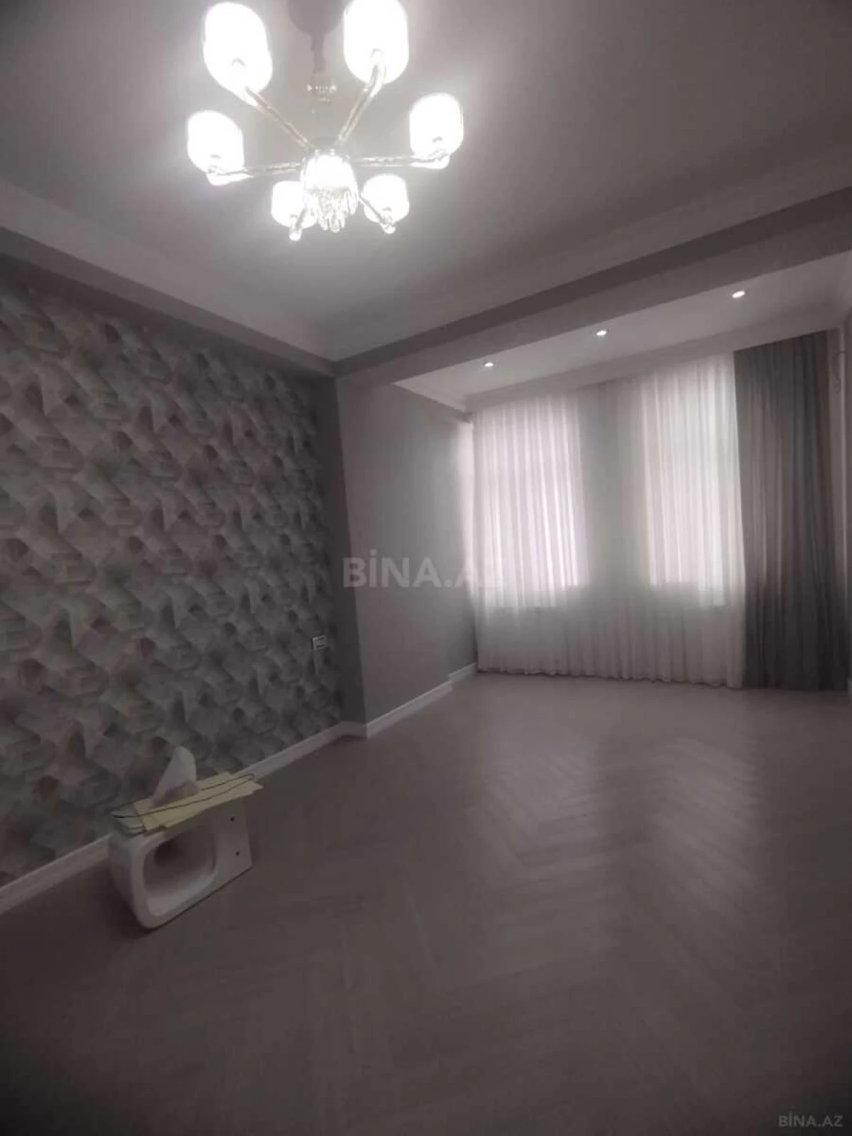 Satılır 4 otaqlı mənzil 215 m²