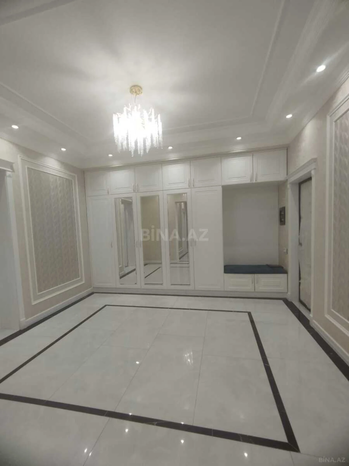 Satılır 4 otaqlı mənzil 215 m²