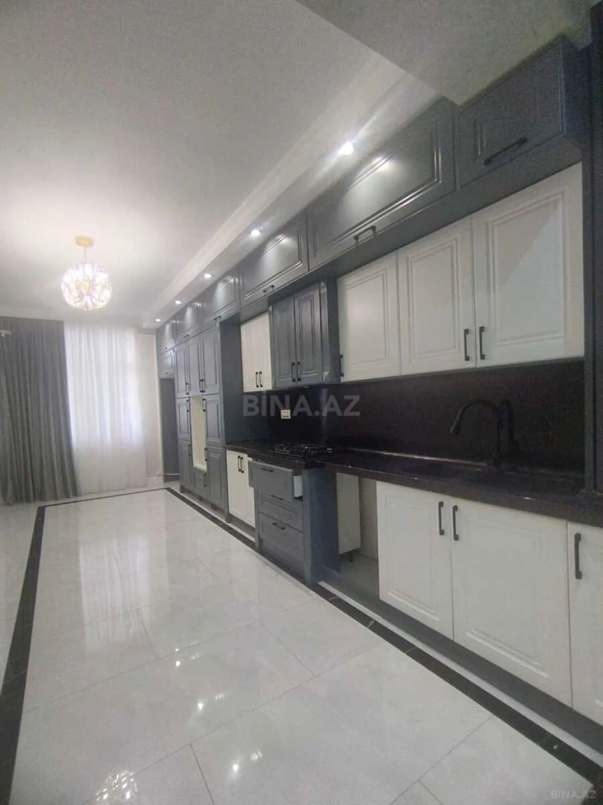 Satılır 4 otaqlı mənzil 215 m²